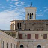 In fondo notiamo il campanile della chiesa che spicca verso il cielo adornato da una statuetta raffigurante il Redentore